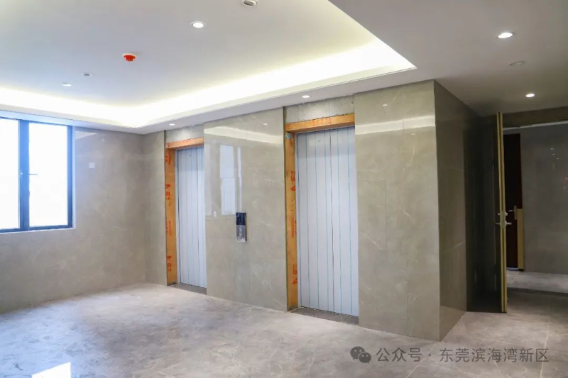 住宅内电梯间、楼道等公共区域灯光明亮，瓷砖纹理有质感.jpg