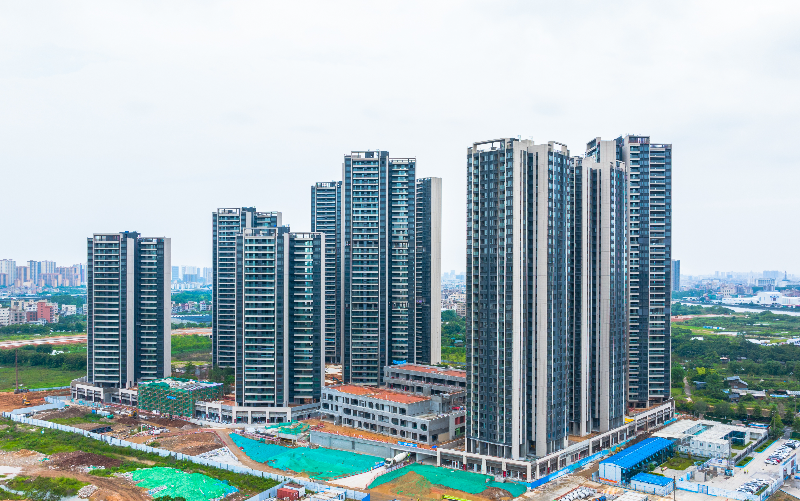 在住宅之间，有一栋外立面尚未完成涂装的建筑便是小区配套的幼儿园.jpg