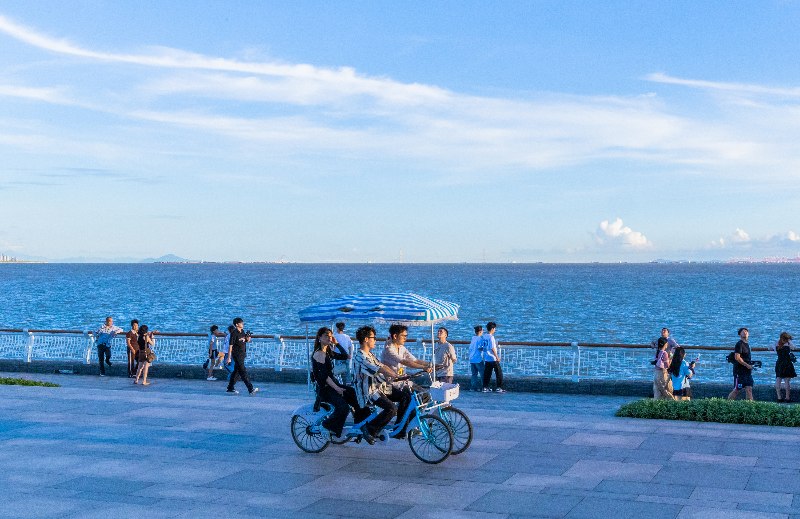 2024年7月11日傍晚，黄金海岸龙苗段游客看海HSA_1538.jpg