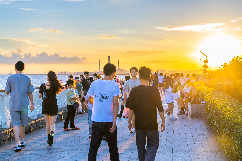 2024年7月11日傍晚，黄金海岸龙苗段夕阳落日晚霞游客看海HSA_1584.jpg