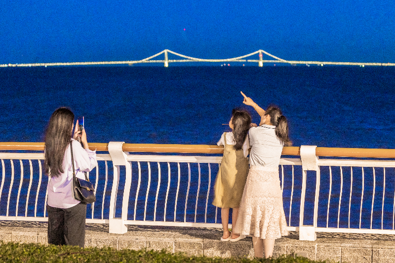 2024年7月11日傍晚，黄金海岸龙苗段游客看海与深中通道HS__1638.jpg