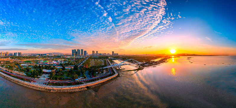 优秀奖-《滨海湾之晨》——2024年9月29日摄于东莞滨海湾慧眼桥，滨海湾的早晨霞光万道，分外美丽妖娆。陈康水摄影.jpg
