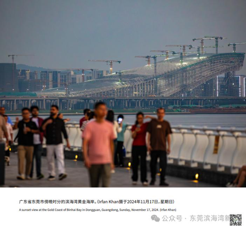 在Irfan Khan镜头下的东莞黄金海岸，大海一望无际，眼前是游人众多的休闲步道，背景是对岸深圳前海正在蓬勃“成长”的高楼建筑群.jpg