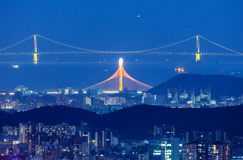 夜幕下，滨海湾大桥与深中通道“同框”.jpg