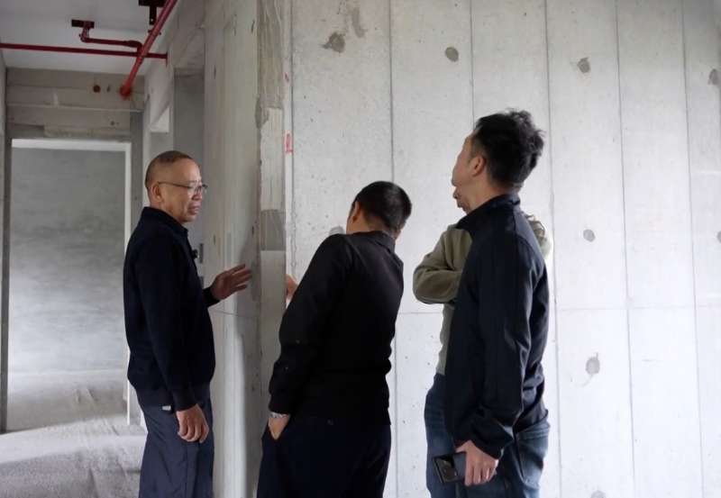 一大早，威远岛武山沙社区八围村村民黄灿华来到威远城市花园小区，参加由社区组织的“村民参观日”活动。.png