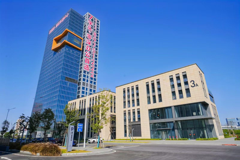 此前，智造厂房已率先投产运营，本次高层研发办公楼和独栋总部投产交付，意味着项目一期全面投入运营。.jpg