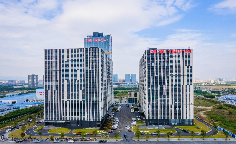 欧菲光&middot;湾区科创中心园区规模大、产业集聚度高，上下游就在上下楼，进驻园区不仅能升级企业形象，还能更好地拓展业务群体。.jpg