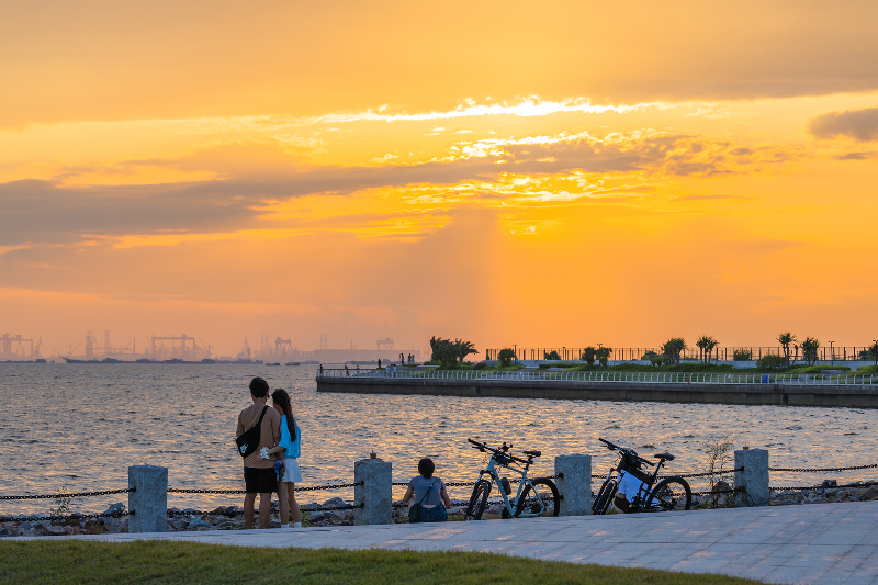 2024年10月14日，东宝公园阅海剧场落日夕阳晚霞游客HSA_0442.jpg
