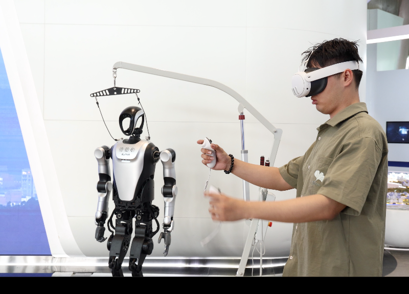当用户带上配套研发的VR眼镜，机器人通过毫米级动作捕捉技术就能同步跟踪和映射用户的身体动作，让用户体验“人机合一”的奇妙感受.jpg