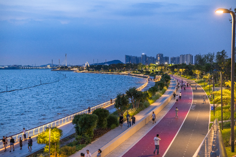 人潮游客-2025年-2025.10.01黄金海岸东龙段国庆假期人潮游客傍晚夜色灯光，黄生摄2K9A0456.jpg