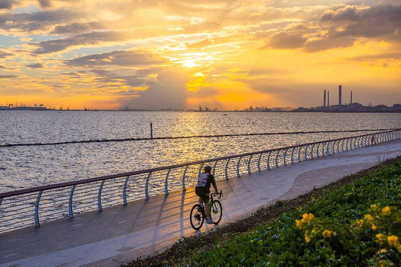 生态景点-黄金海岸东龙段-2025年-2025.09.27黄金海面东龙段日落夕阳自行车骑手骑行，黄生摄2K9A8026.jpg