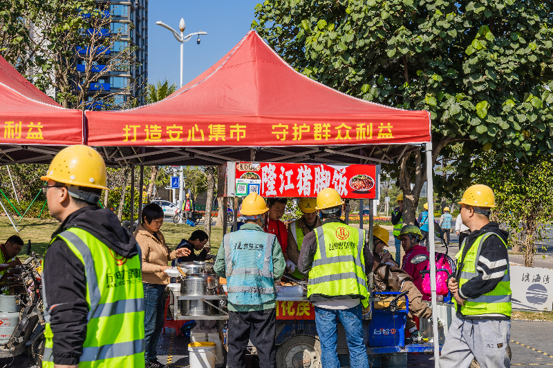 2024年12月17日，东湾大道与中海路交汇处附近，滨海湾便民摆卖点HSA_2002.jpg
