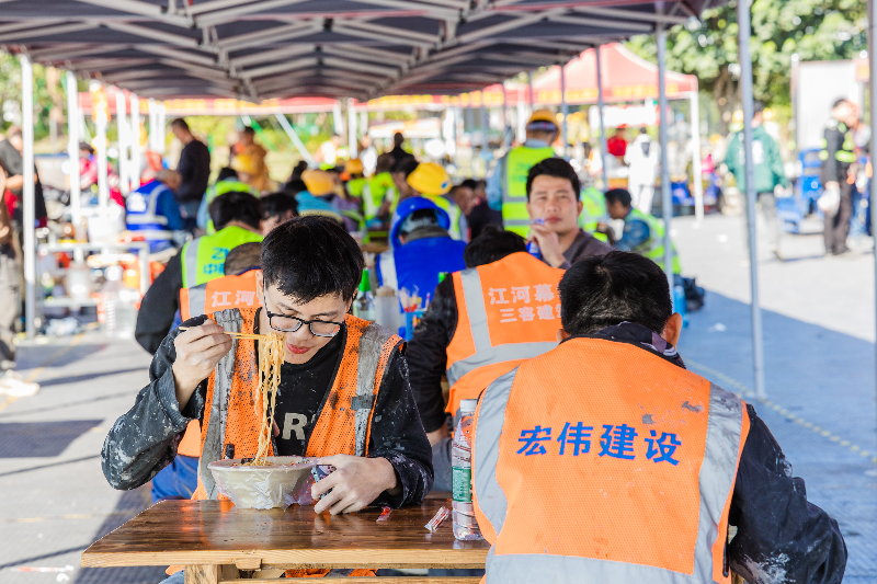 2024年12月17日，东湾大道与中海路交汇处附近，滨海湾便民摆卖点HSA_2030.jpg