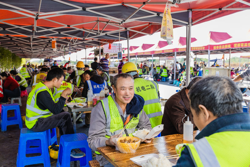 2024年12月17日，东湾大道与中海路交汇处附近，滨海湾便民摆卖点HSA_1917.jpg