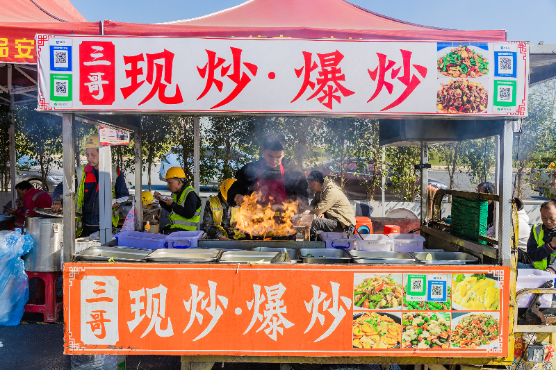 2024年12月17日，东湾大道与中海路交汇处附近，滨海湾便民摆卖点HSA_1940.jpg